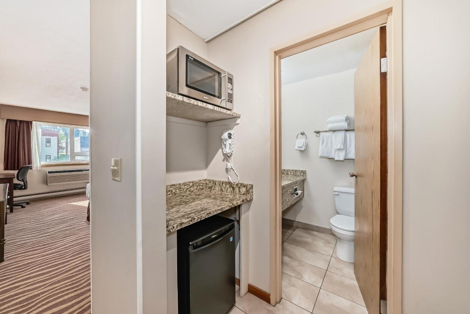 Invermere Inn & Suites ภายนอก รูปภาพ