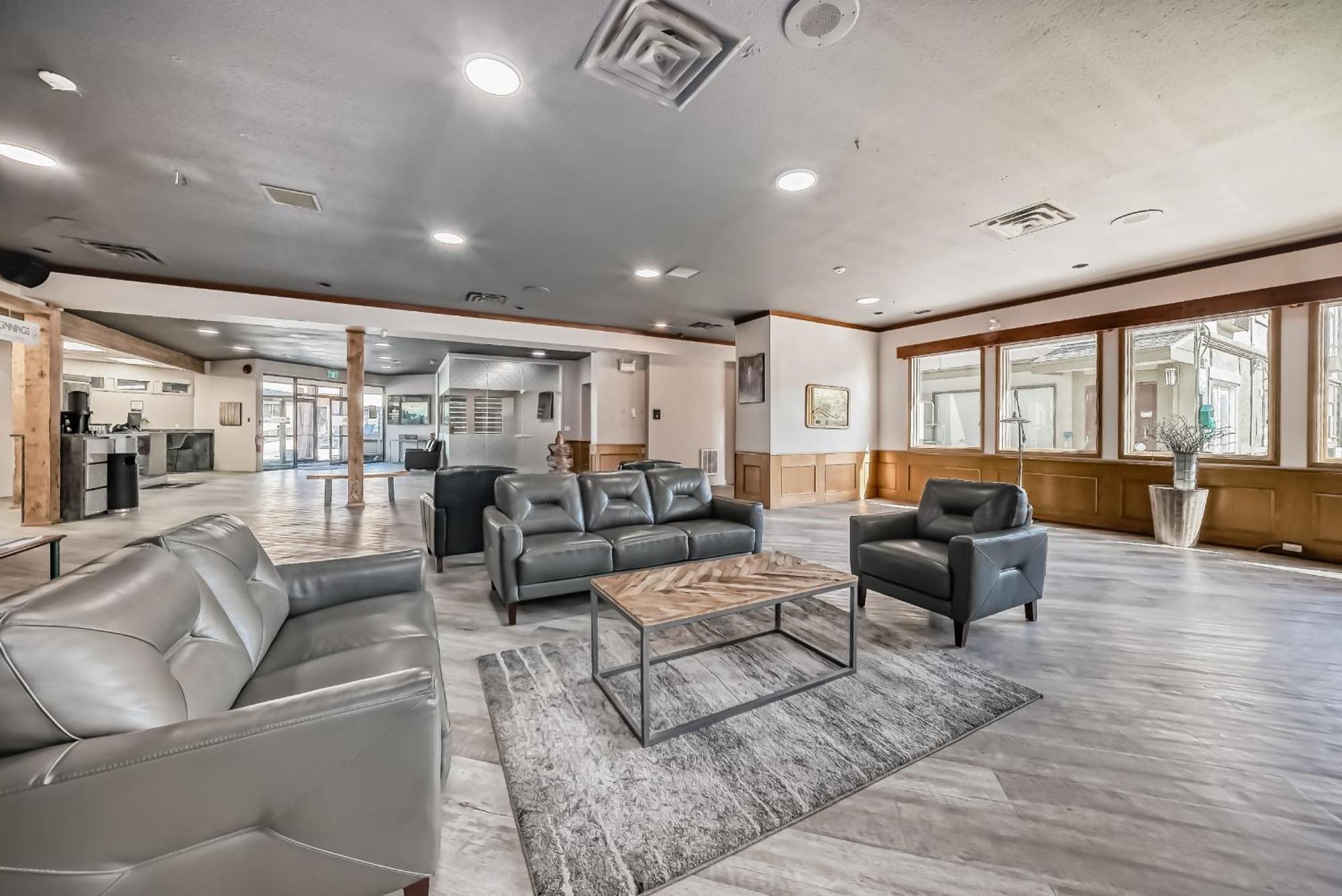 Invermere Inn & Suites ภายนอก รูปภาพ
