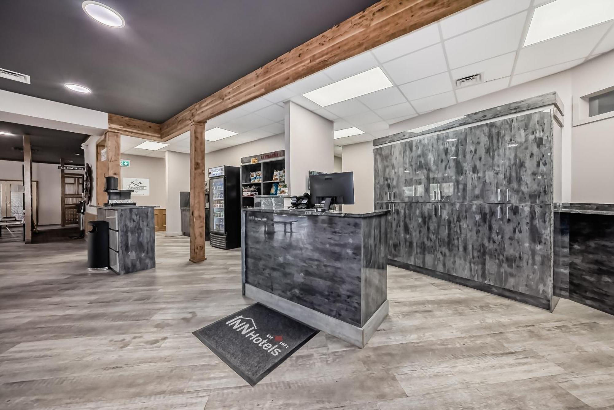 Invermere Inn & Suites ภายนอก รูปภาพ